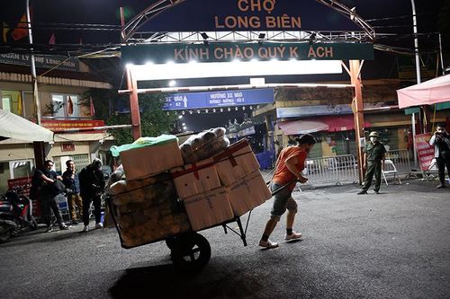 Tiểu thương vui mừng khi chợ Long Biên mở cửa trở lại