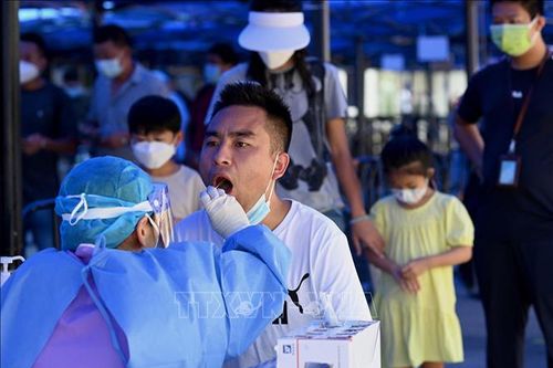 Trung Quốc hủy hàng trăm chuyến bay, đóng cửa trường học do đợt dịch COVID-19 mới