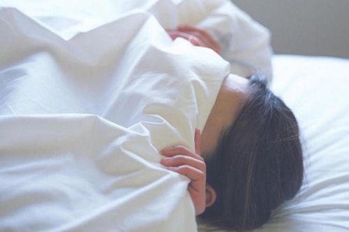 Chuẩn bị đi ngủ, cô gái bị gã đàn ông lạ mặt lẻn vào phòng giở trò sàm sỡ và đánh tới mức nhập viện