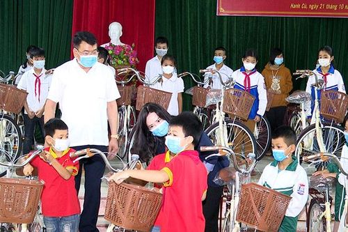 Trao tặng 80 xe đạp cho học sinh có hoàn cảnh khó khăn huyện Thanh Ba