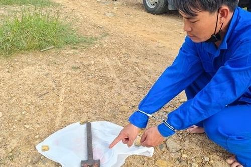 Từ lời khai của hung thủ, tìm được chiếc búa dưới hồ sâu