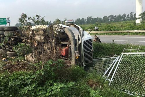 Lật xe container, cao tốc Hà Nội - Bắc Giang ùn tắc kéo dài
