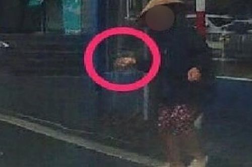 Danh tính người phụ nữ 'bí ẩn' thường xuyên ném đá vào xe đang lưu thông ở Hà Nội
