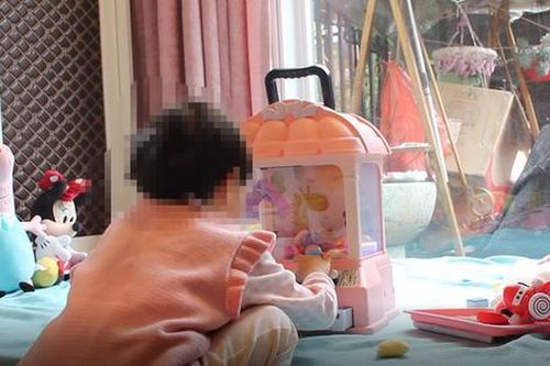 Bé gái 4 tuổi bị rách vùng kín sau khi nhập học được 2 ngày, gia đình hoang mang trước chi tiết bất thường từ đoạn phim giám sát