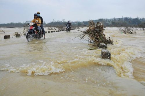 Xe tải băng qua cầu ngập, hai vợ chồng bị lũ cuốn trôi
