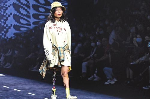 Cô gái catwalk bằng chân giả tại show thời trang