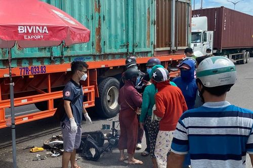 Bình Định: Xe đầu kéo va chạm với xe đạp điện, 2 người tử vong