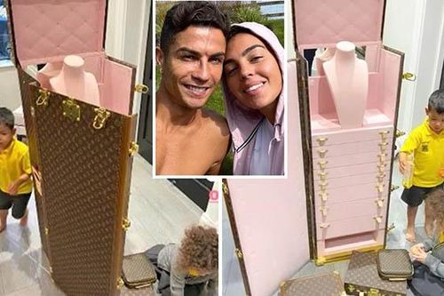 Ronaldo 'ghi bàn' siêu xịn với bạn gái