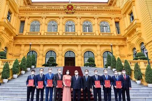 Trao quyết định và giao nhiệm vụ cho 8 tân đại sứ
