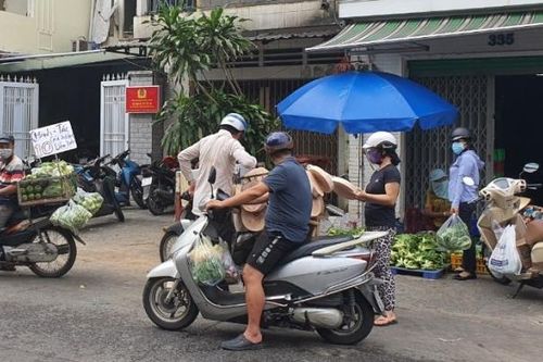 TP. HCM: Chợ tự phát mọc lên như 'nấm sau mưa', vây ráp cả trụ sở công an phường