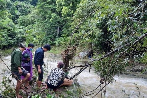 Chạy xe máy đi làm về, người đàn ông bị rơi xuống ngầm tràn tử vong