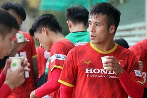 U23 uống trà gừng chống lạnh để luyện tập