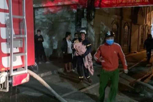 Giải cứu 5 người ở Hải Phòng thoát chết vụ hỏa hoạn lúc nửa đêm
