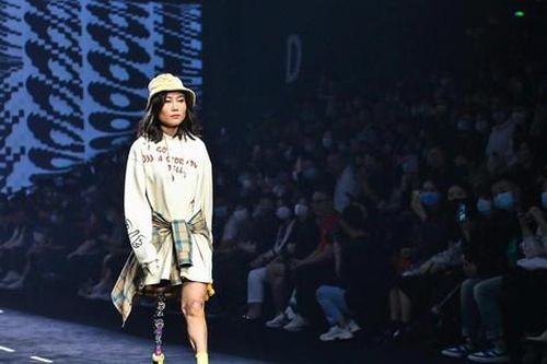 Người mẫu đeo chân giả tỏa sáng trên sàn catwalk Thượng Hải