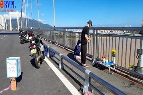 Thi thể cô gái trẻ nhảy cầu Thuận Phước bị sóng cuốn trôi dạt vào bờ biển