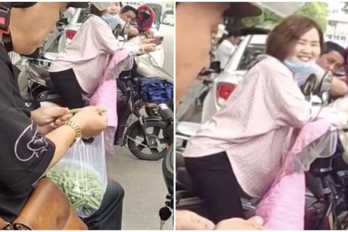 Ngồi chờ đón con, ông bố tranh thủ nhặt rau thoăn thoắt khiến hội chị em xung quanh tròn mắt