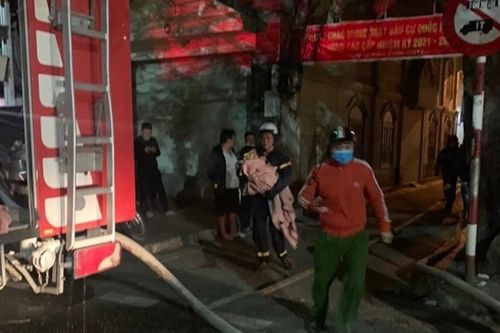 Hải Phòng: Giải cứu 2 vợ chồng cùng 3 cháu bé khỏi căn nhà bùng cháy lúc giữa đêm