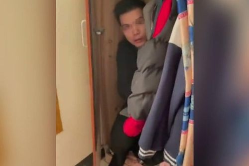 Chồng đi xa về thấy thợ sửa ống nước trốn trong tủ nên nghi vợ ngoại tình, cái kết ngoài tưởng tượng