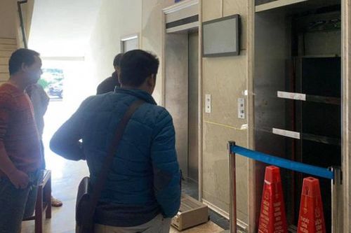 Hà Nội: Thang máy bị kẹt, cô gái trẻ rơi từ tầng 7 xuống tử vong