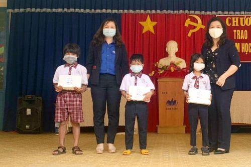 Đức Trọng: Trao thiết bị học trực tuyến cho học sinh khó khăn
