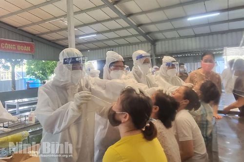 Lấy mẫu xét nghiệm sàng lọc SARS-CoV-2 cho nhóm đối tượng nguy cơ tại Công ty TNHH giầy ADORA