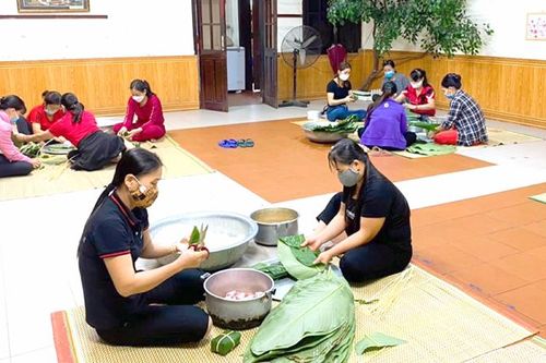 Giáo viên mầm non gói bánh chưng hỗ trợ học sinh tại khu cách ly