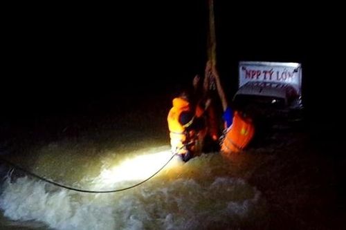 Ô tô bị nước cuốn trôi khi qua cầu tràn, 2 vợ chồng mất tích