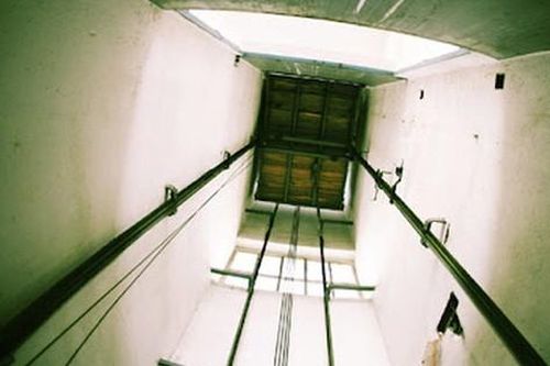 Trèo ra khỏi thang máy bị kẹt, cô gái trẻ tử vong thương tâm