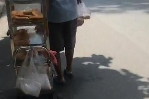 Vợ mất, ông lão lủi thủi đẩy xe bánh dạo mưu sinh sau giãn cách: Lời chia sẻ khiến tất cả rưng rưng