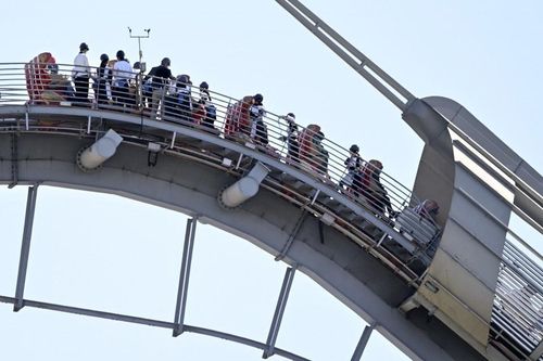 Tàu lượn siêu tốc dừng đột ngột, 35 người bị mắc kẹt