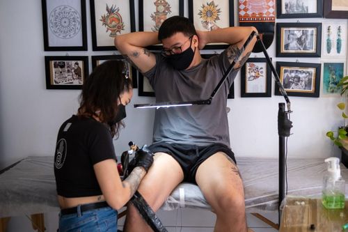 Cảnh trái ngược ở tiệm xăm, xỏ khuyên hậu giãn cách
