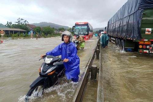 Thủ tướng yêu cầu khẩn trương ứng phó mưa lũ kéo dài ở miền Trung