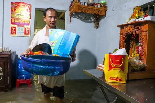 Hàng trăm ngôi nhà ngập sâu hơn 1 m do mưa lớn ở Quảng Nam