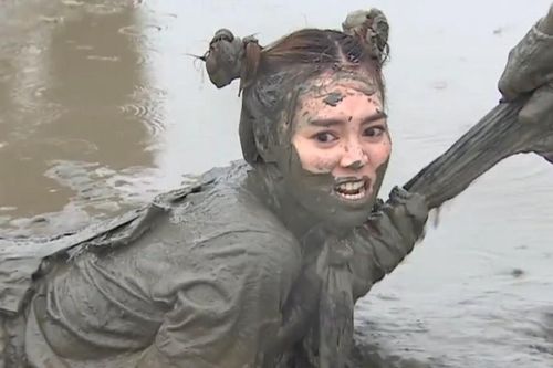 Lan Ngọc và các thành viên Running Man rượt đuổi trên sân bùn