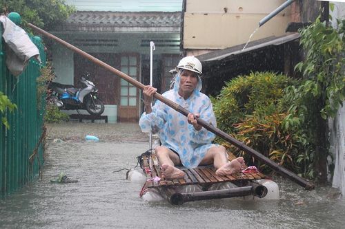 Biển nước bủa vây hàng trăm ngôi nhà ở Quảng Nam, người dân hối hả chạy lũ