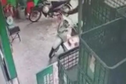 Dàn cảnh nhờ bảo vệ mua nước để lấy trộm xe SH ở cửa hàng tiện lợi
