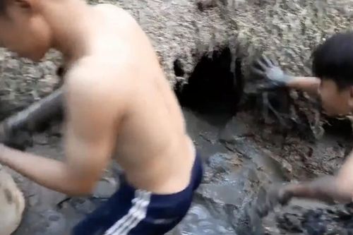 Hai cậu bé phát hiện cái hang sâu và điều bất ngờ khi chui vào
