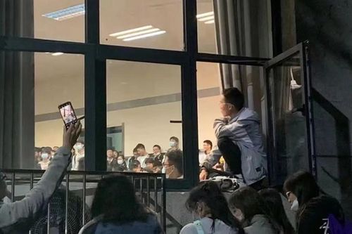 Kỳ lạ lớp học 'dạy yêu', giới trẻ trèo lên cửa sổ nghe giảng