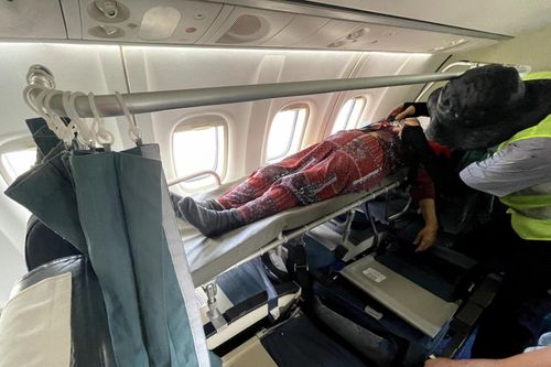 Lắp cáng trên máy bay đưa hành khách đặc biệt từ Côn Đảo về đất liền