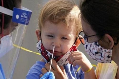 Anh đau đầu với bài toán tiêm vaccine Covid-19 cho trẻ em