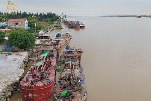 Bộ Công an bắt giữ 24 tàu hút cát trái phép trên sông Văn Úc