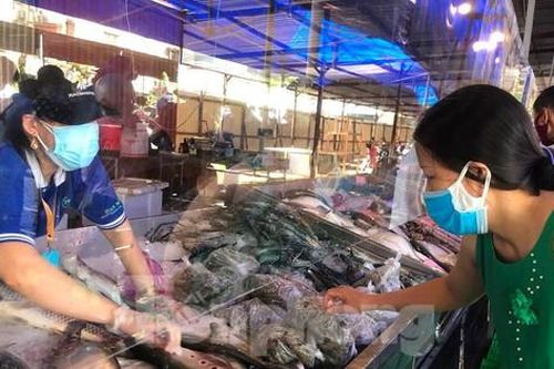 Người dân TPHCM kéo nhau đi mua thịt, cá, tôm, cua... giá rẻ