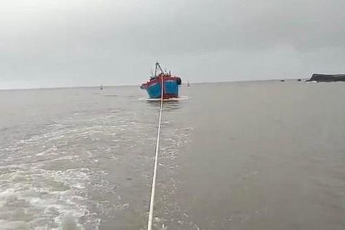 Vượt sóng lớn cứu hộ tàu cá cùng 9 ngư dân bị nạn trên vùng biển Quảng Ngãi