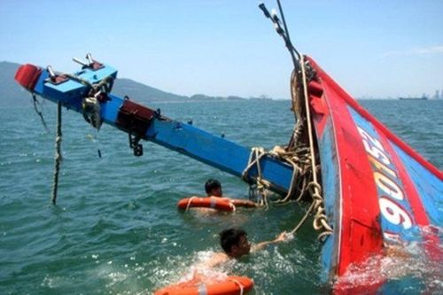 Một ngư dân tử vong khi nhảy xuống cứu tàu bị chìm