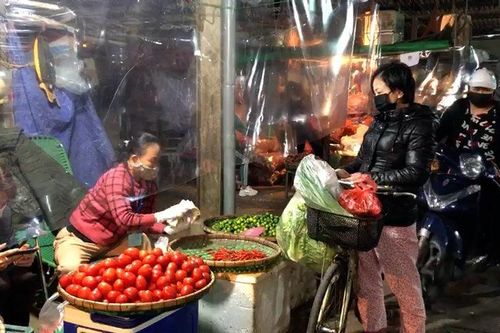 Chợ Long Biên vắng vẻ những ngày đầu hoạt động trở lại