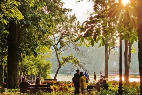'Phố đi bộ' Hồ Gươm 'lạ' trong ngày nắng cuối Thu
