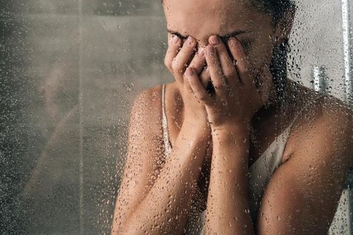 Cô gái lái xe 9 tiếng tới thăm bạn trai nhưng đòi chia tay ngay khi phát hiện một sợi tóc lạ