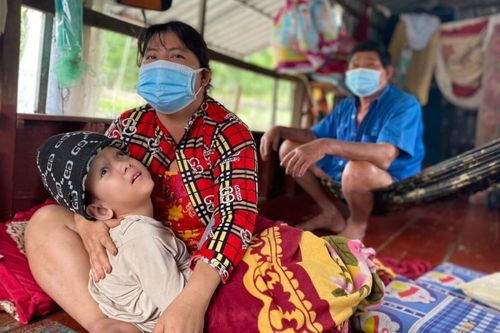Gia đình 3 thế hệ 10 năm sống chông chênh trên ghe giữa lòng Sài Gòn chăm các con bệnh tật