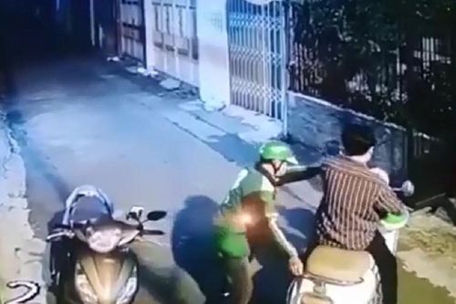 Thấy nam thanh niên say xỉn đi không vững, tài xế xe ôm giả vờ lại giúp rồi cuỗm luôn một thứ