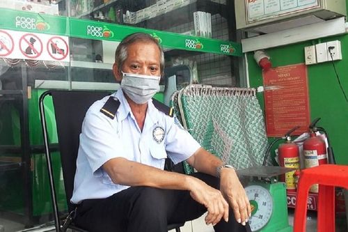 Dàn cảnh vờ ngất xỉu, nhờ nhân viên bảo vệ vào cửa hàng mua nước rồi trộm xe SH